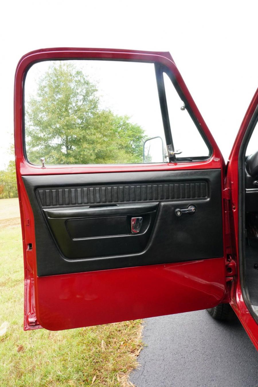 Детали интерьера Dodge D100 Custom Pickup 1979 года  (фото 79 из 92)